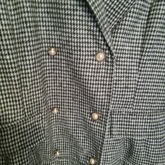 Beautiful houndstooth coat with a skirt at the back, double row of buttons... - Picture 4 of 16